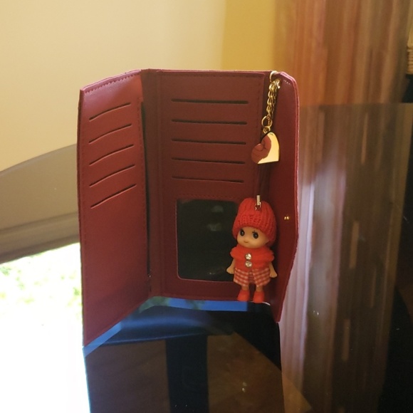 Red wallet with detachable signature doll - Picture 3 of 5